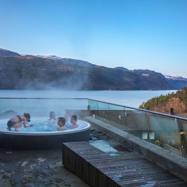 Boblebad med nydelig utsikt over hav og fjell