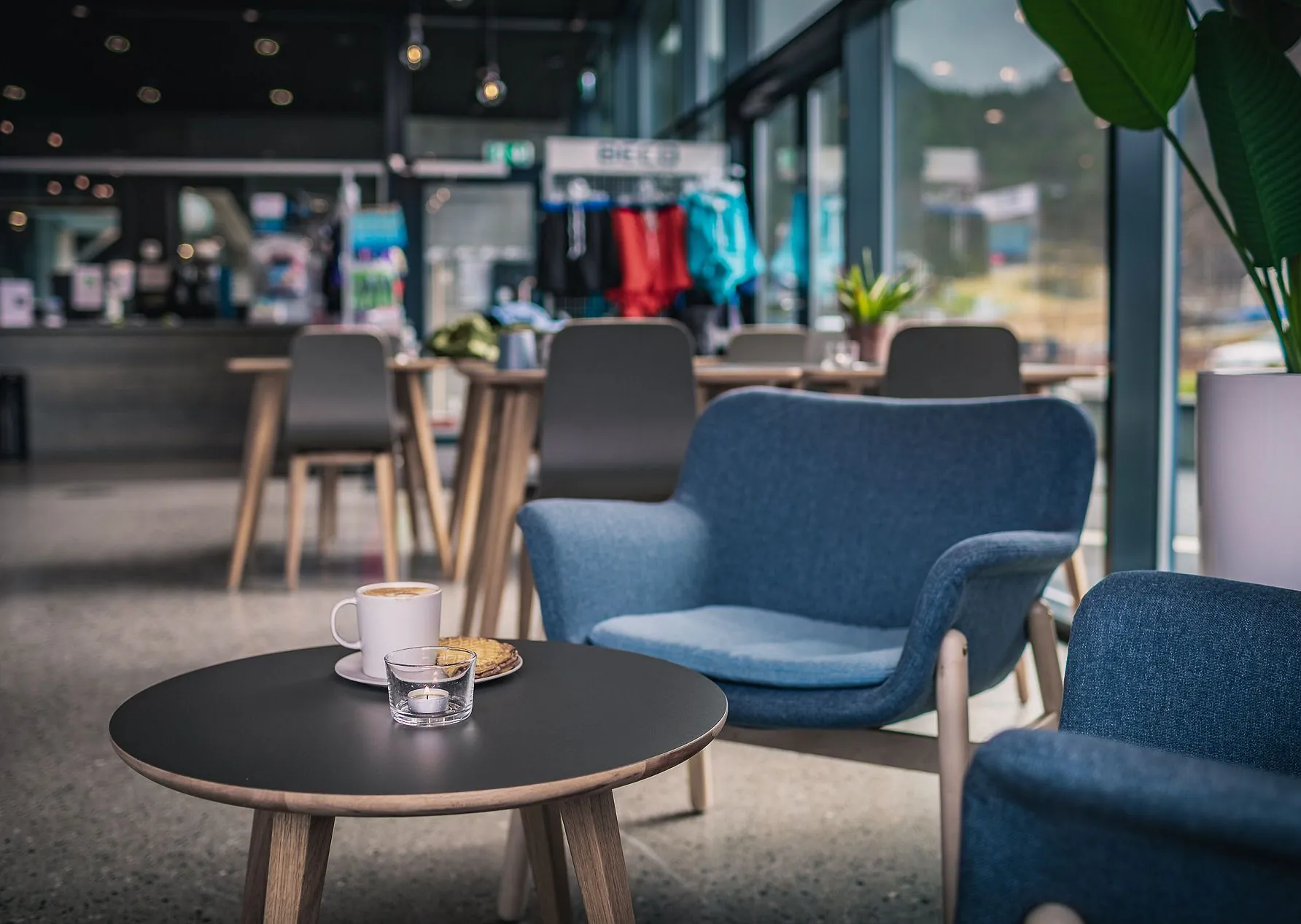 Blå loungestoler i kaféområde