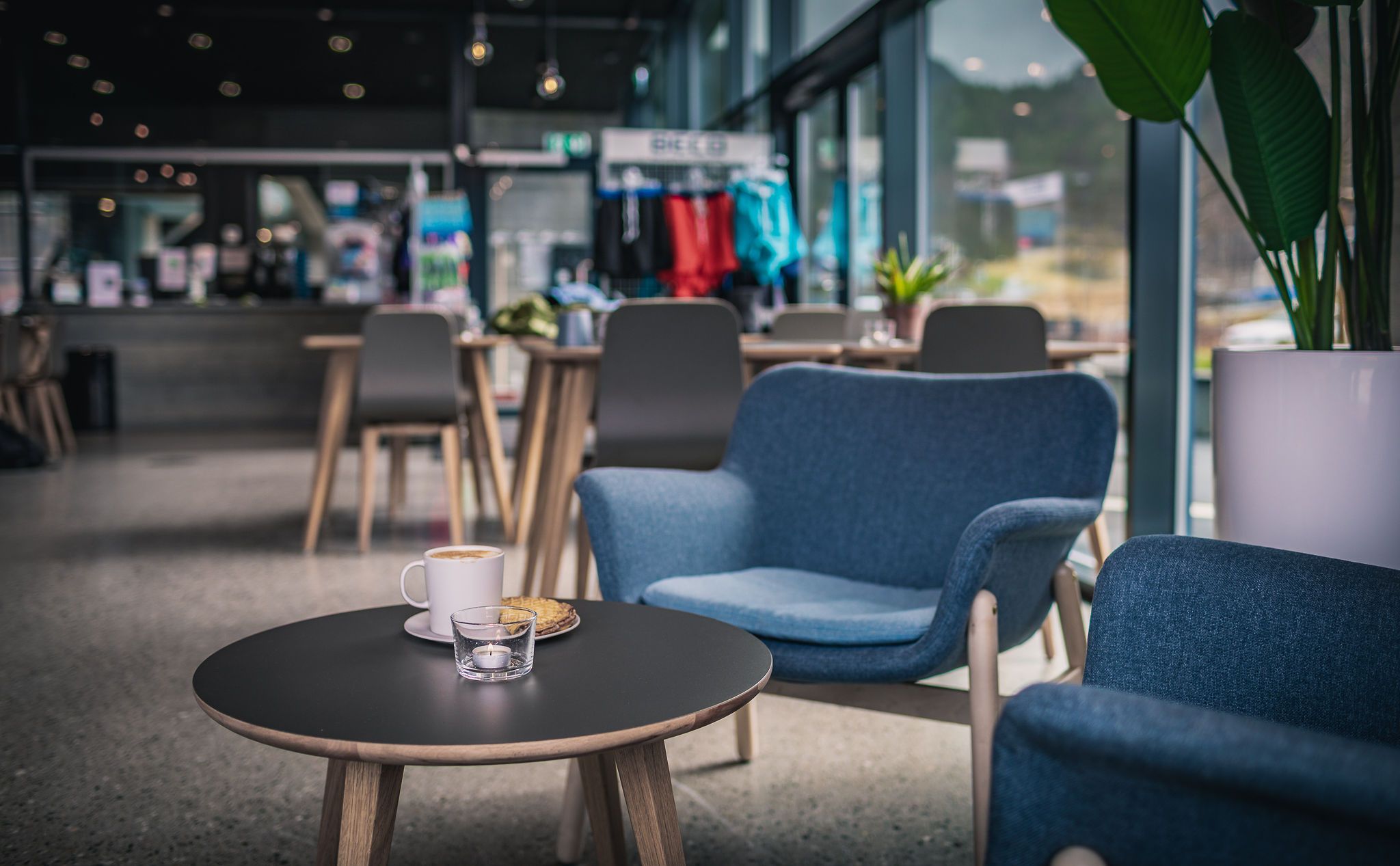 Blå loungestoler i kaféområde