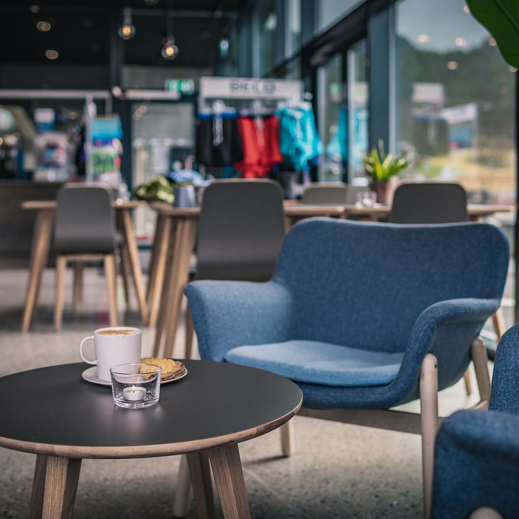 Blå loungestoler i kaféområde